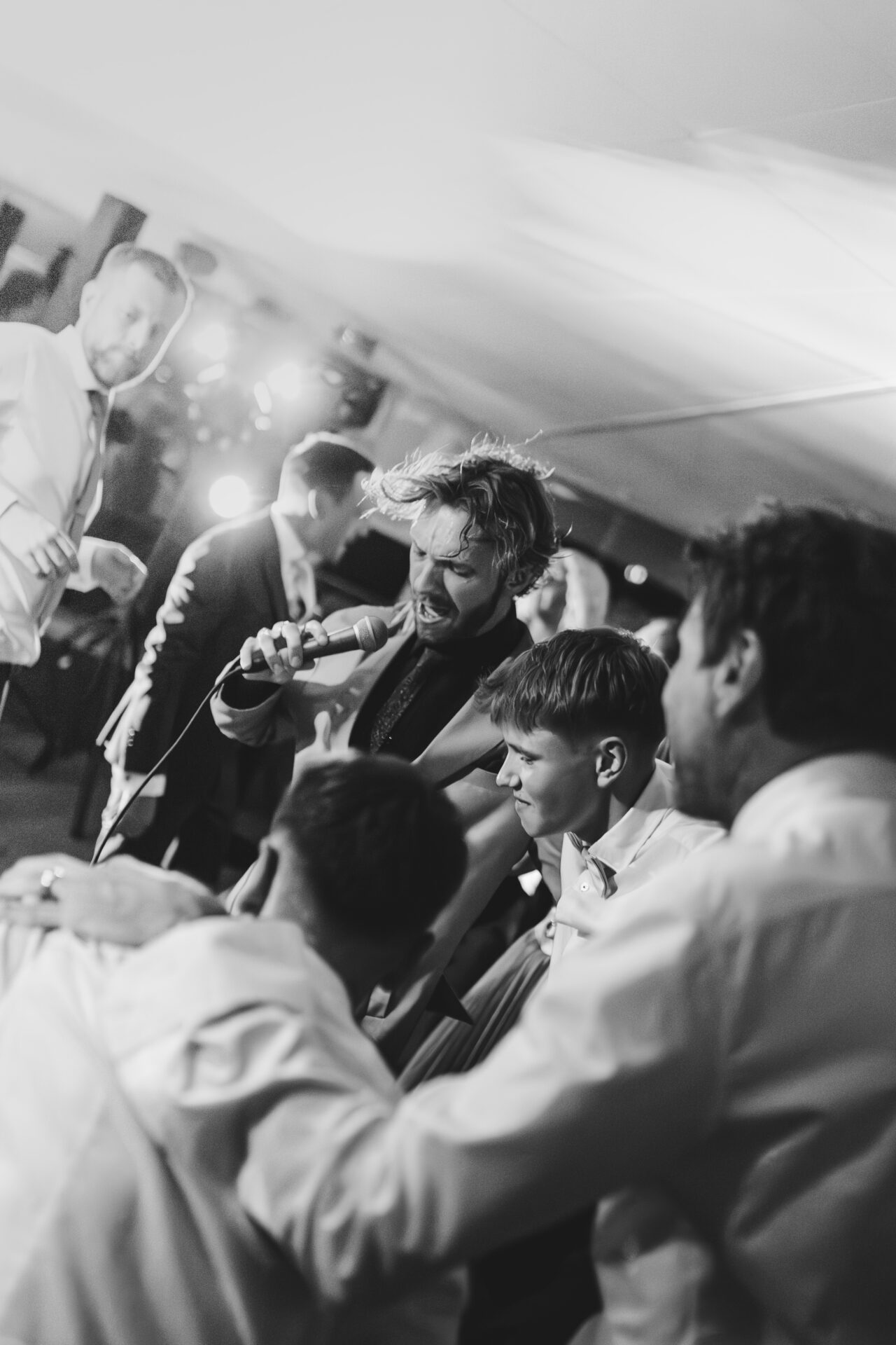The Apricots - Letar ni efter en professionell musikakt som engagerar, imponerar och skapar rätt stämning? The Apricots är ett erfaret underhållningsband från Stockholm som sedan 2018 har levererat högklassig underhållning till bröllop, fester, företagsevent, galor, kundkvällar, konferenser och kickoffer. Med en scenpersonlighet full av energi, närvaro och charm bjuder bandet på en show som engagerar från första tonen till sista extranumret. Oavsett om målet är att underhålla, inspirera eller överraska, kan ni räkna med en energifylld show anpassad efter er! the apricots